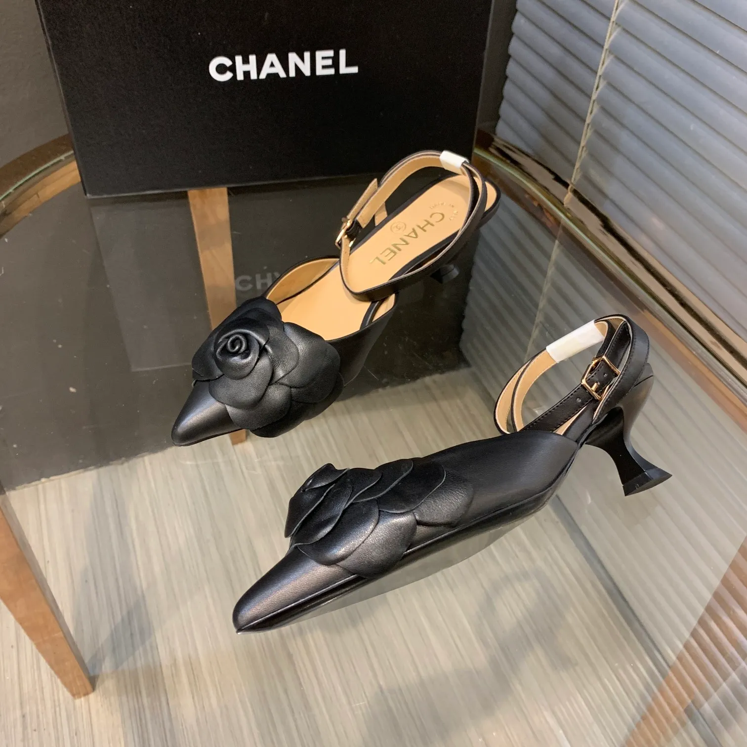 👟👟Ex-factory price 600👟👟 🍀Chanel's new flagship series of sandals in the counter are newly released 2022S summer series, exquisite retro shoes, the latest camellia flower design of Jindian Xiaoxiang on the upper is exquisite and fashionable, a popular model among domestic and foreign bloggers Upper: original Italian imported sheepskin original one-to-one sheepskin handmade camellia🌸 Inner lining: imported mixed sheepskin lining Outsole: Genuine leather outsole imported from Italy Size number: 35-39 (40, 41 customization is non-returnable) Heel height: 4cm Delivered with luxurious latest counter packaging